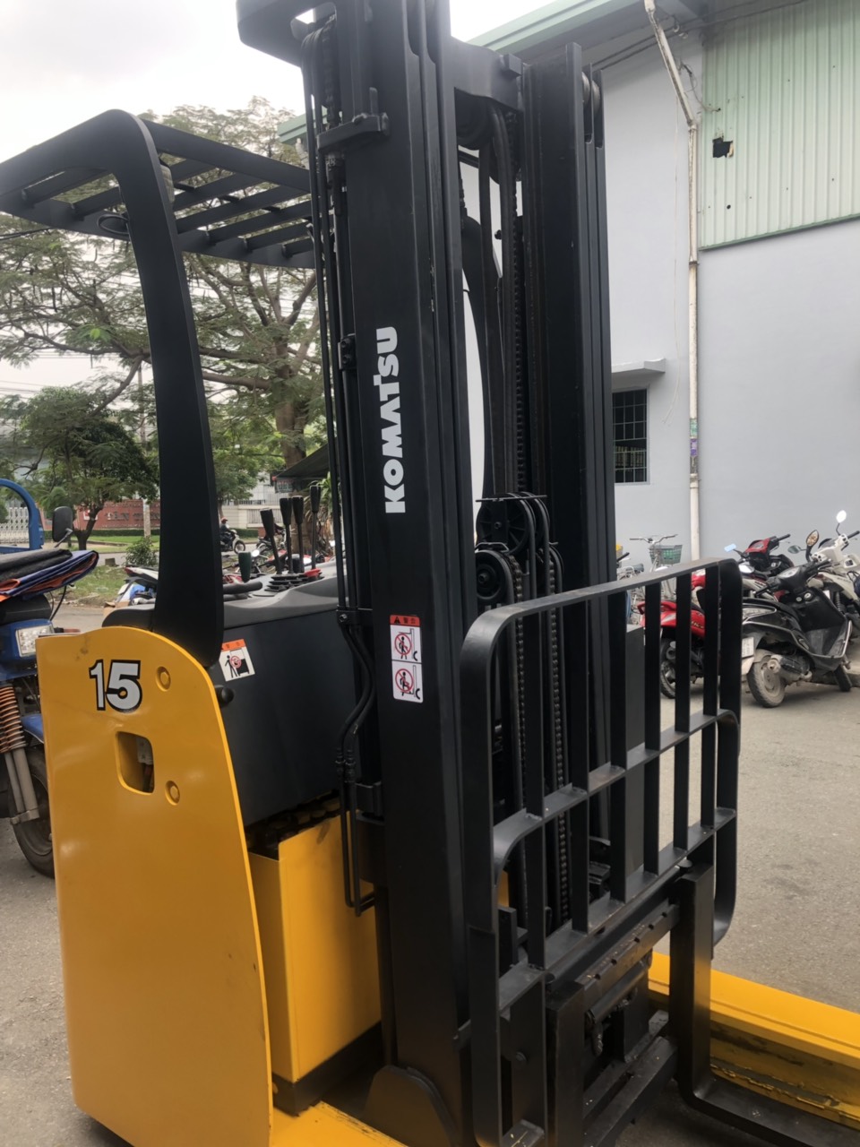 Xe nâng điện đứng lái